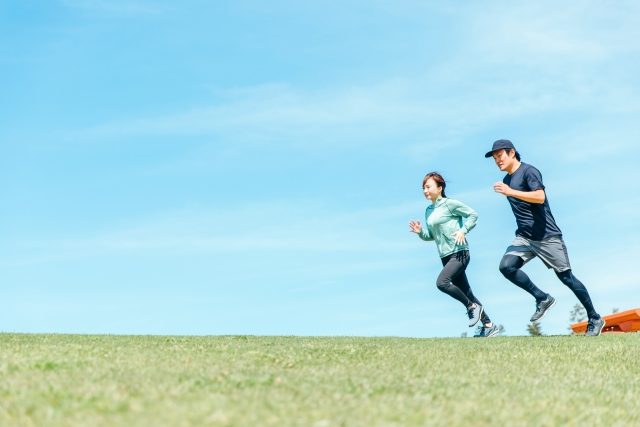 走る男女